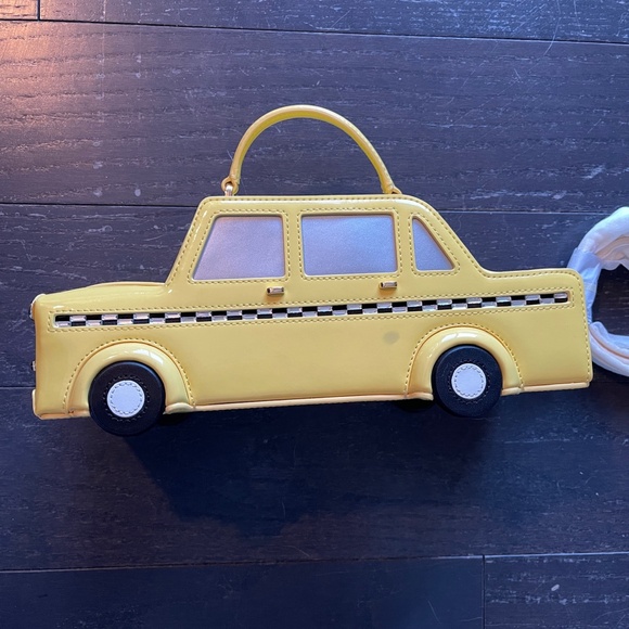READ like new Kate Spade 3D NYC Taxi Yellow Cab Crossbody Bag KI975 Novelty - Picture 3 of 14
